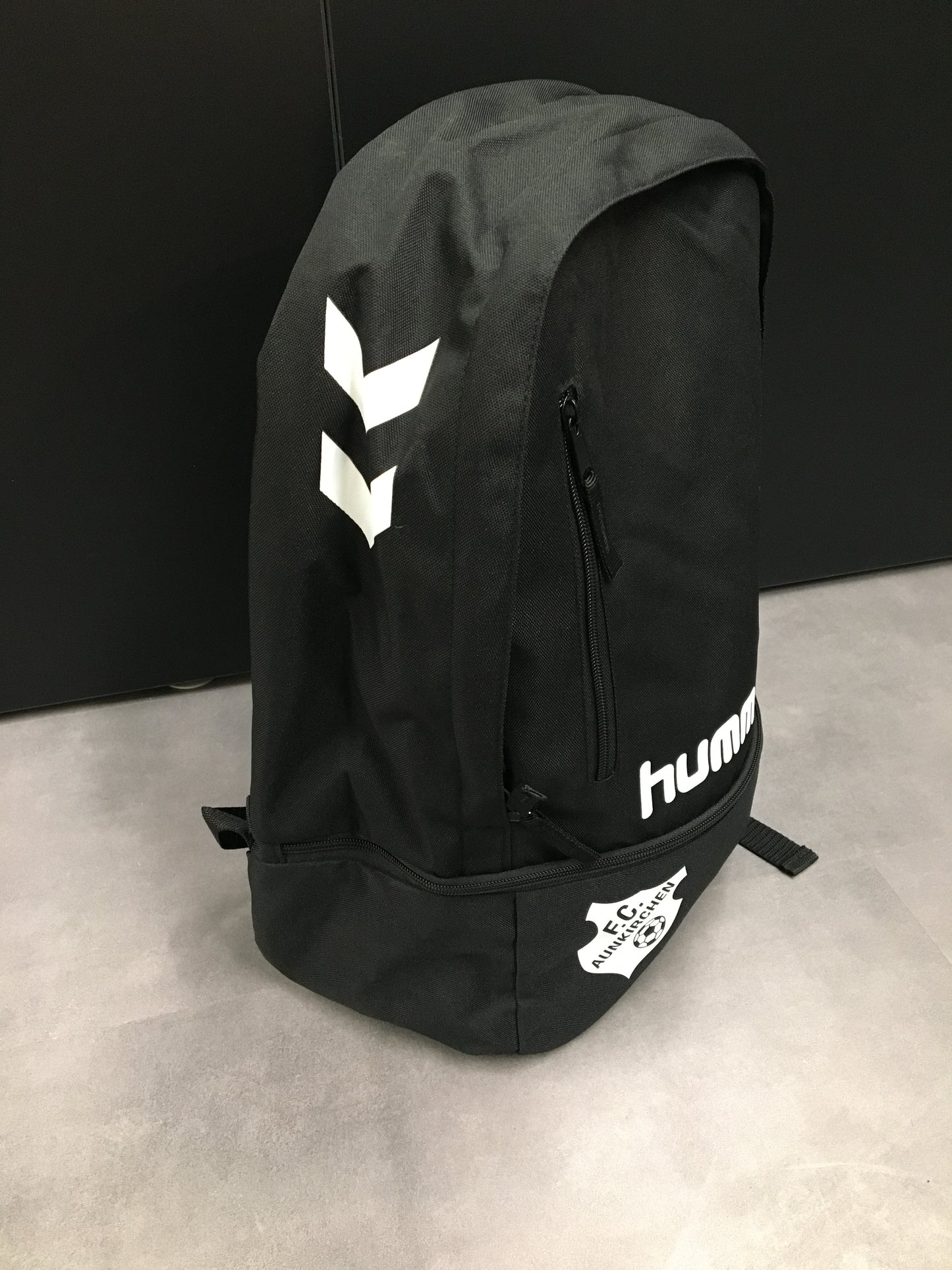 Rucksack mit Wappen und Kürzel