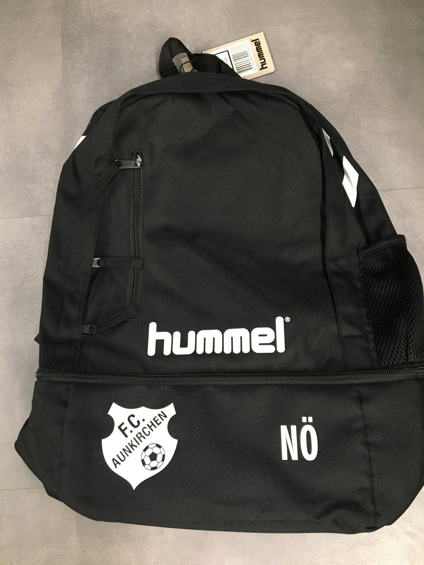 Rucksack mit Wappen und Kürzel